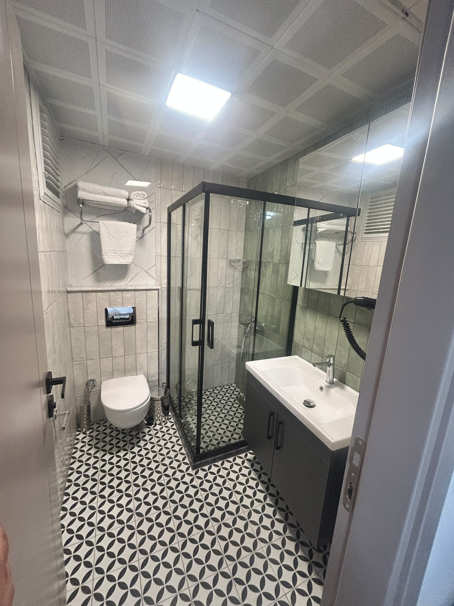 Modern İtalyan Duşlu Banyo