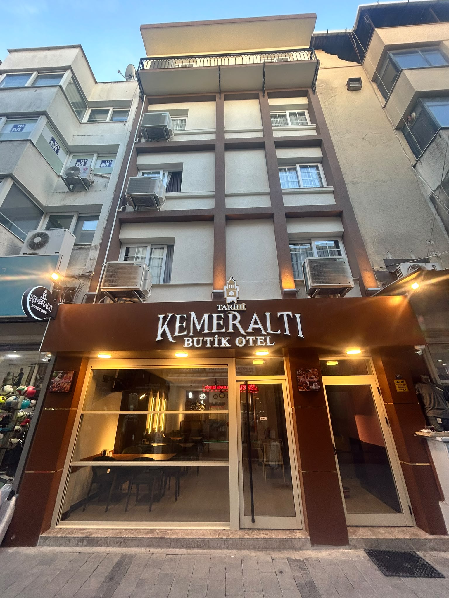 Kemeraltı Otel Tarihi Bina Görünümü